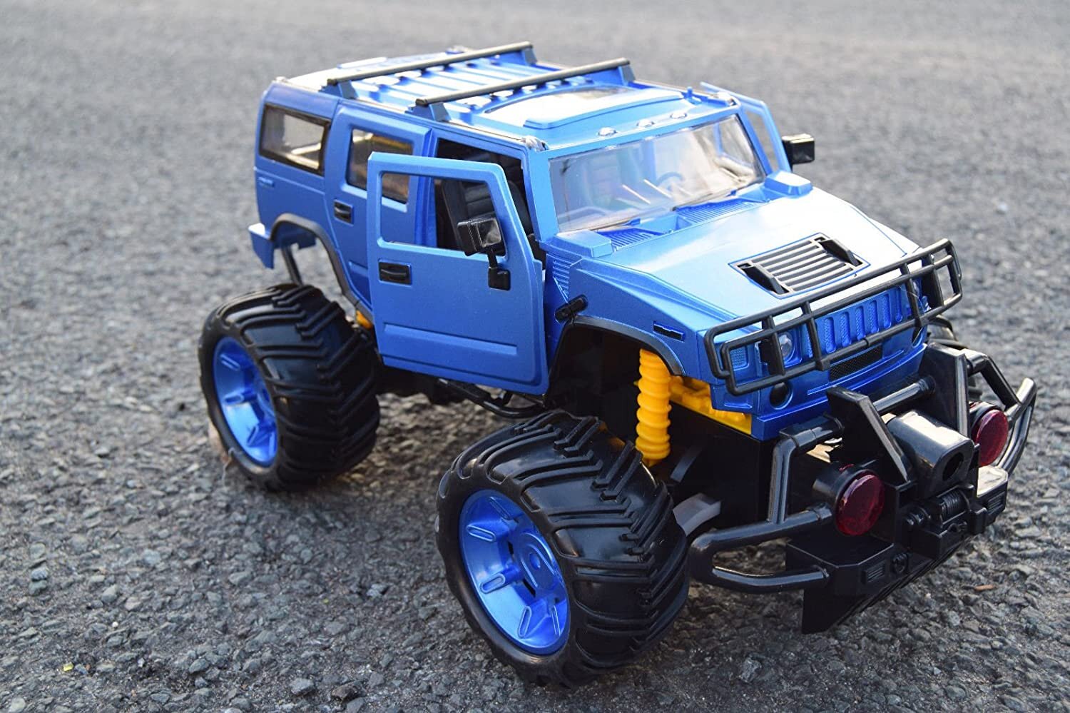 Bigfoot-Beast-hummer-monster.-truck-remote-controlled-opening-doors-5ch