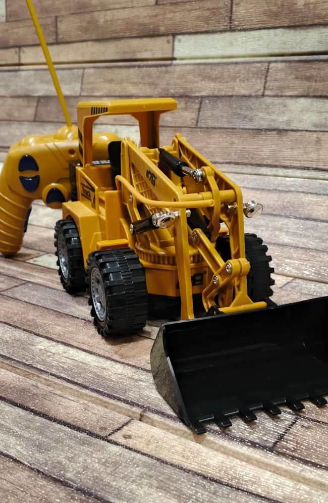 RC Bulldozer construction loader truck remote control toy for kids buy online Beirut Lebanon Yellow RC bulldozer construction loader toy with black scoop bucket and wireless remote control unit.